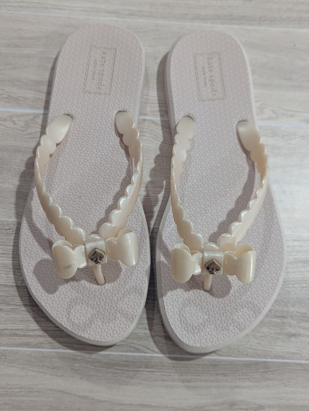 Kate Spade Cream Ivory Nova Scallop Bow Flip Flops Sz 8 *NWOT - Picture 2 of 11